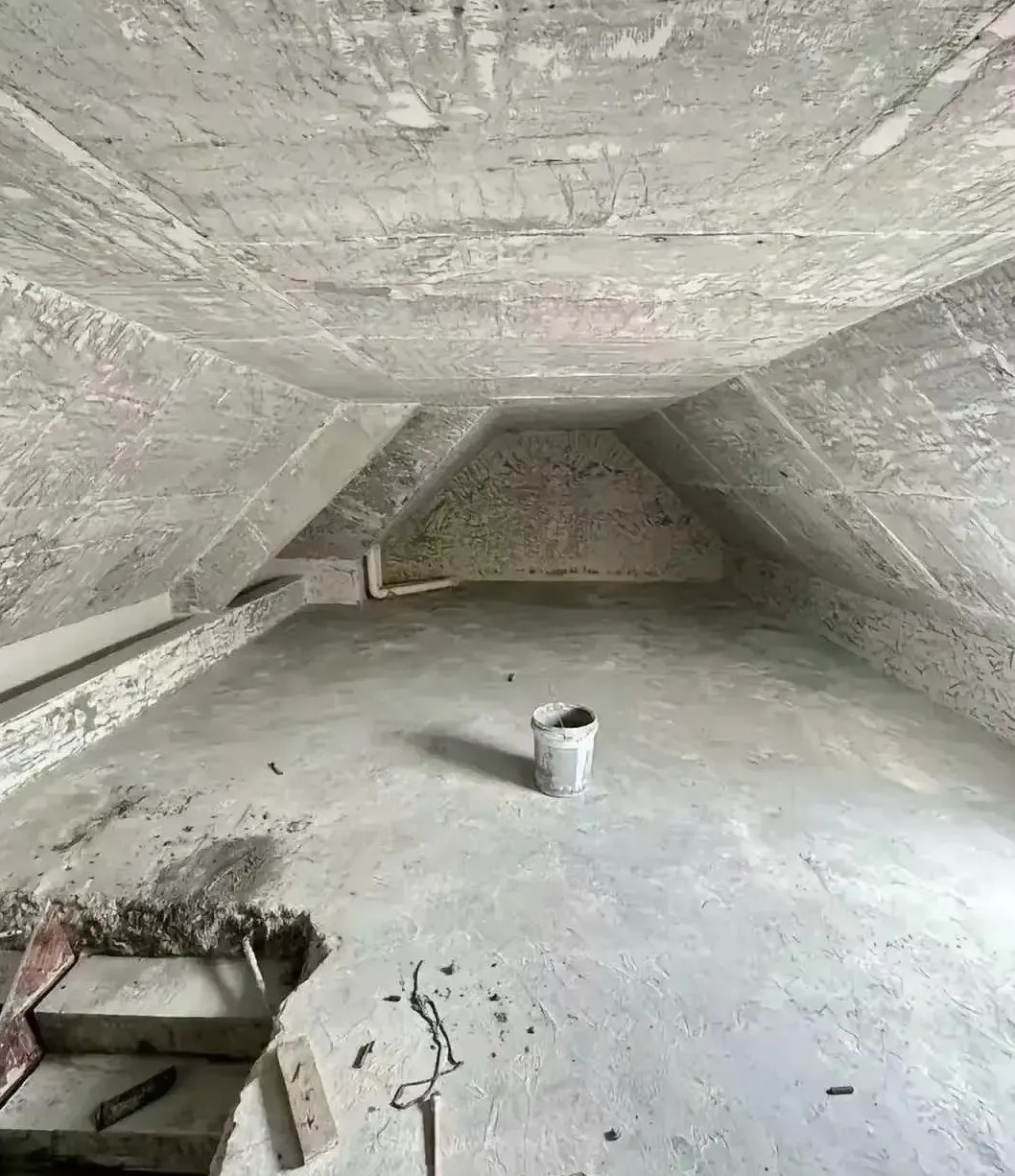开发商赠送的，七楼楼顶，不到二十个平方，就一道门没有窗户，勉强能直起腰。懂室内
