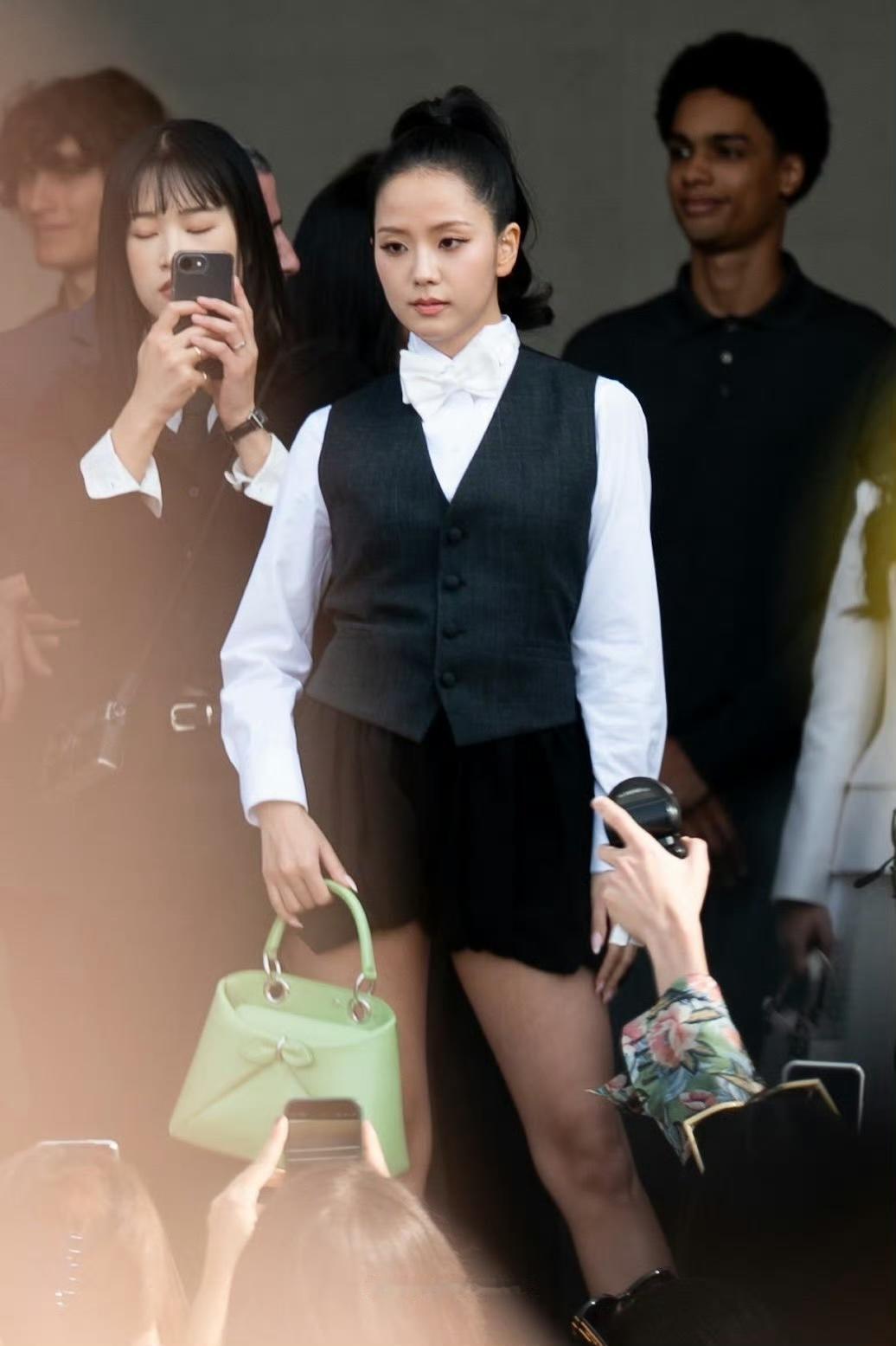 如何评价金智秀只是去给迪奥试衣服就被粉丝吹上天最后竟给了继Jennie后第二个