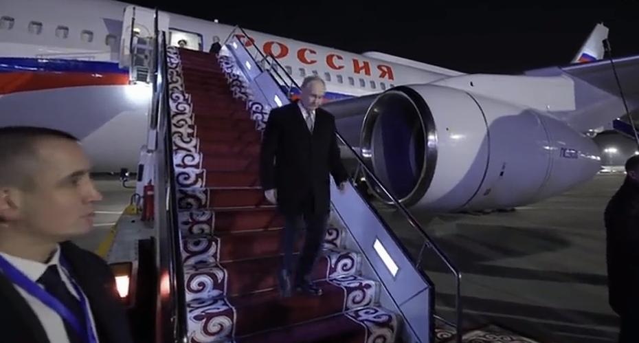 普京抵达吉尔吉斯坦鹰犬相迎据报道，11月25日，俄罗斯总统普京抵