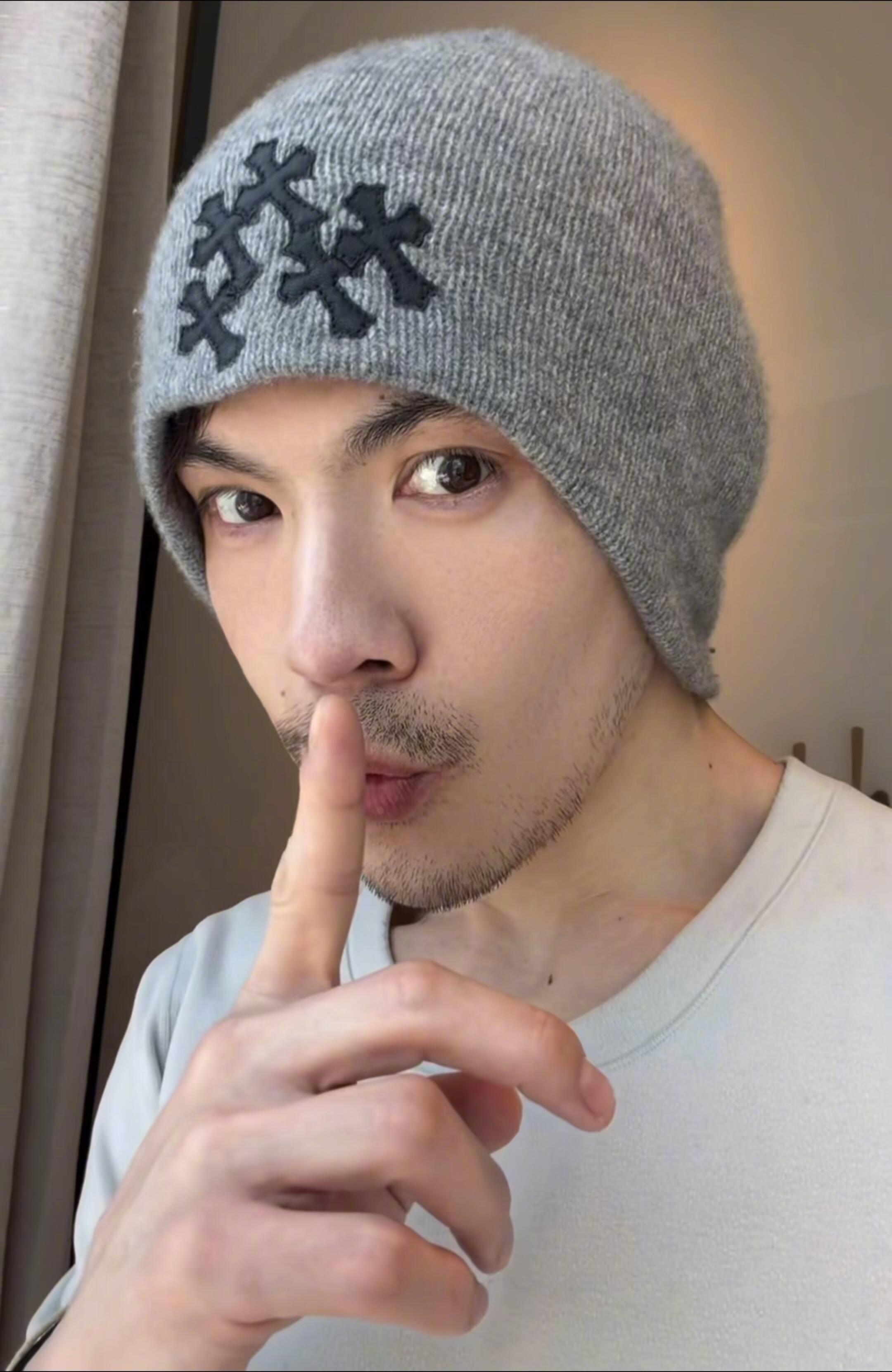 郭碧婷也不懂向佐的抽象向佐的穿搭，主打一个“我自己懂就行”。郭碧婷在不好笑就露宿