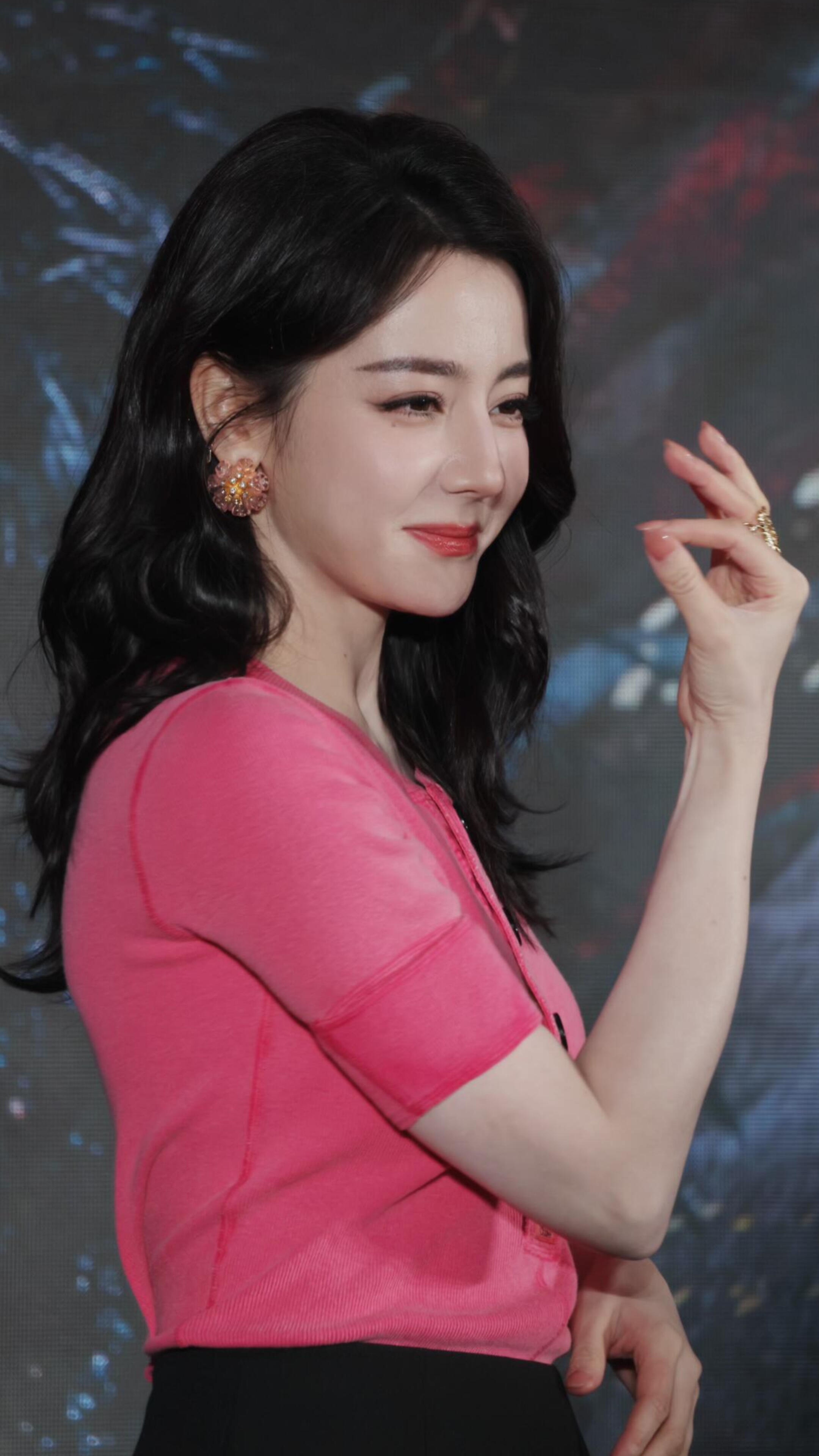 迪丽热巴白日提灯怼脸拍生图，太美了