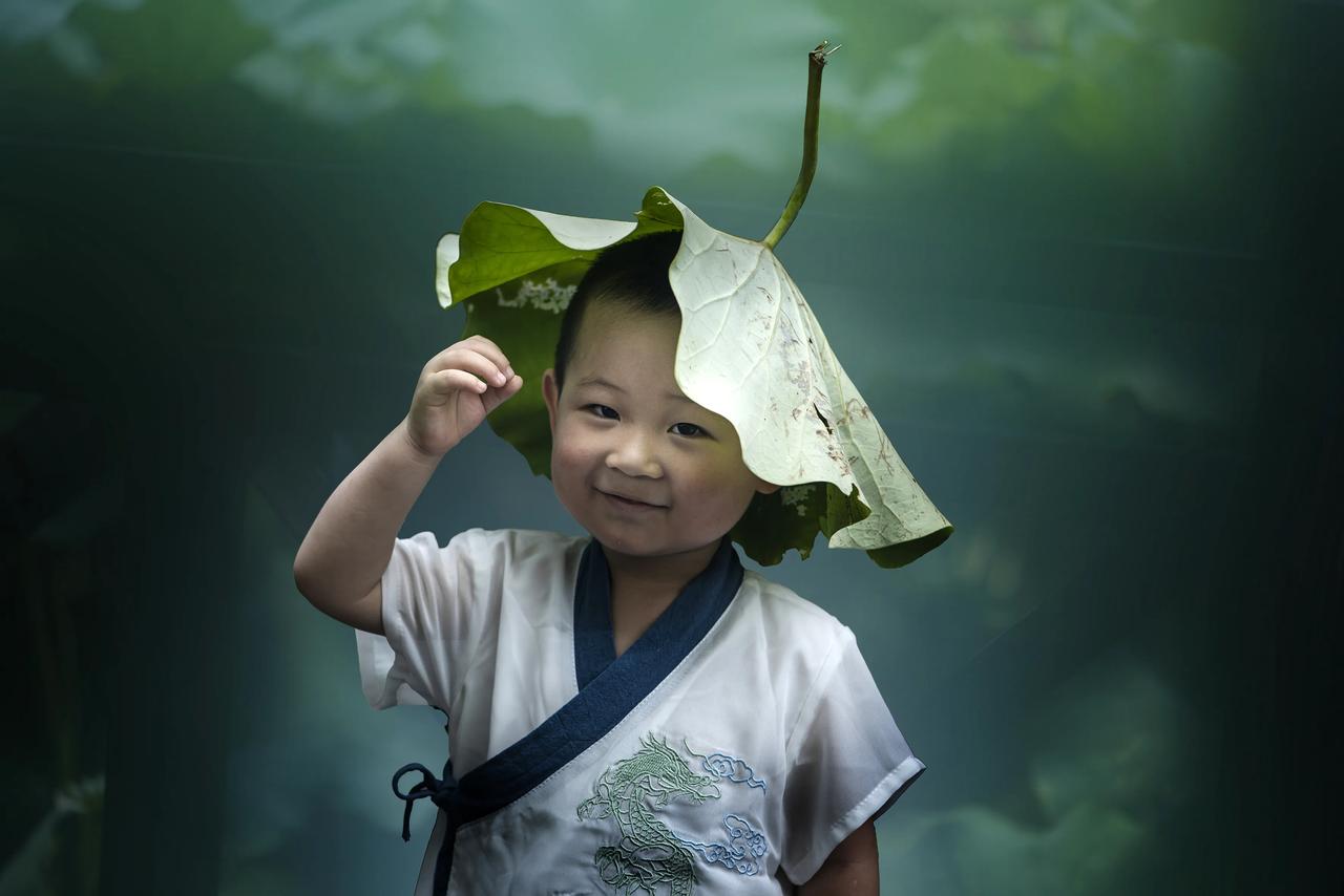 拍人像必须要大光圈吗?人像，有需要环境的，有需要突出人的，这需要用光圈的大小创