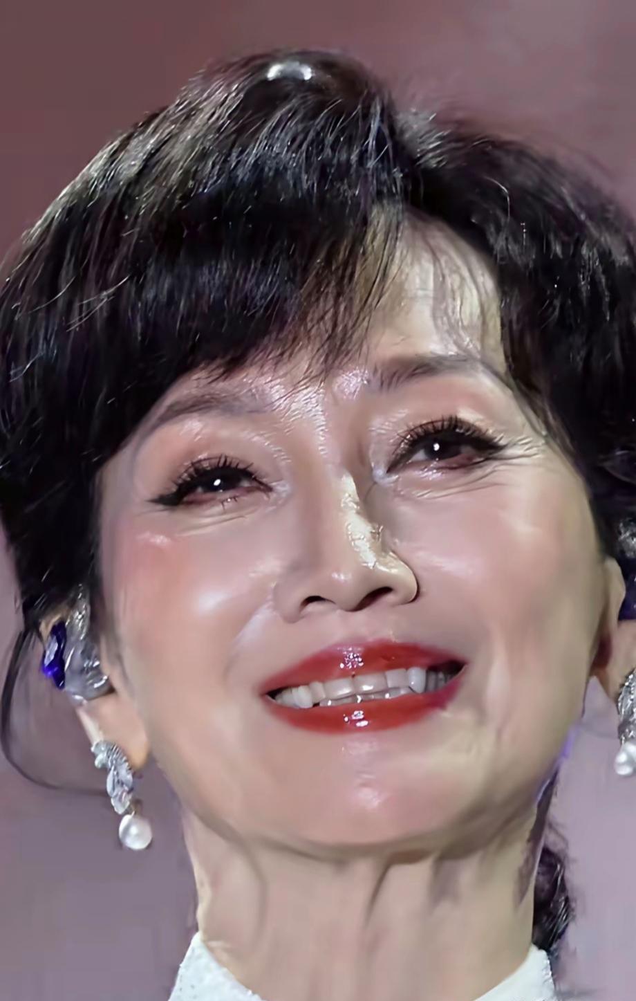 72岁赵雅芝还在到处跑商演挣钱，镜头拉近满脸皱纹，但气质还是那么优雅。老公没啥收