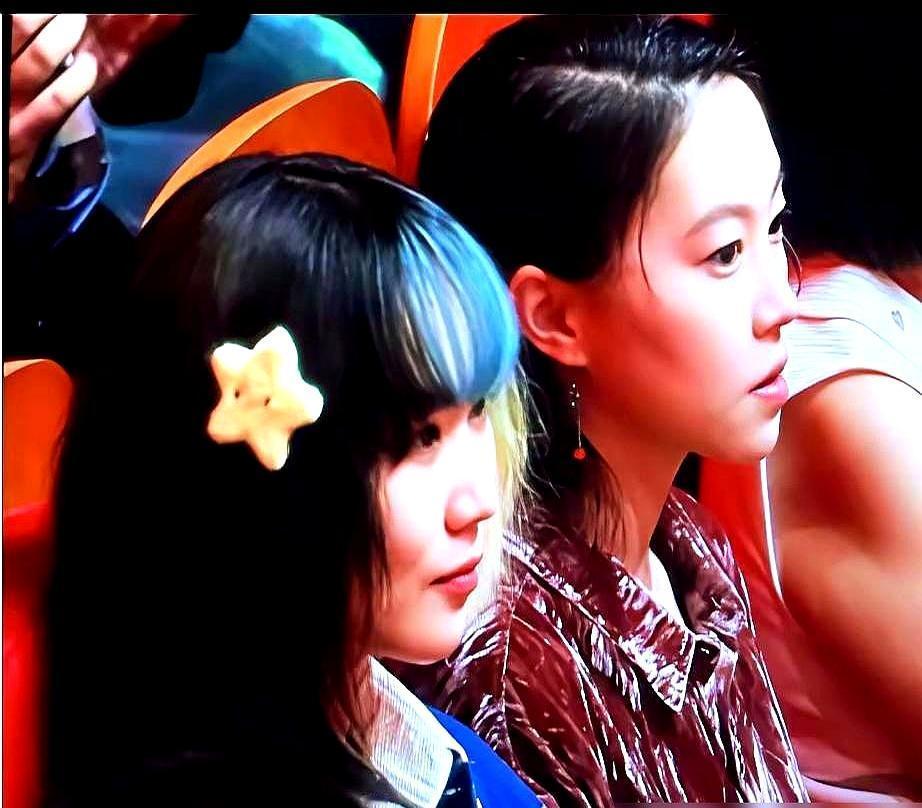 妹妹的唇腭裂好了，窦靖童悄悄洗掉了下巴那条线。当年李嫣因为兔唇自卑，不敢抬