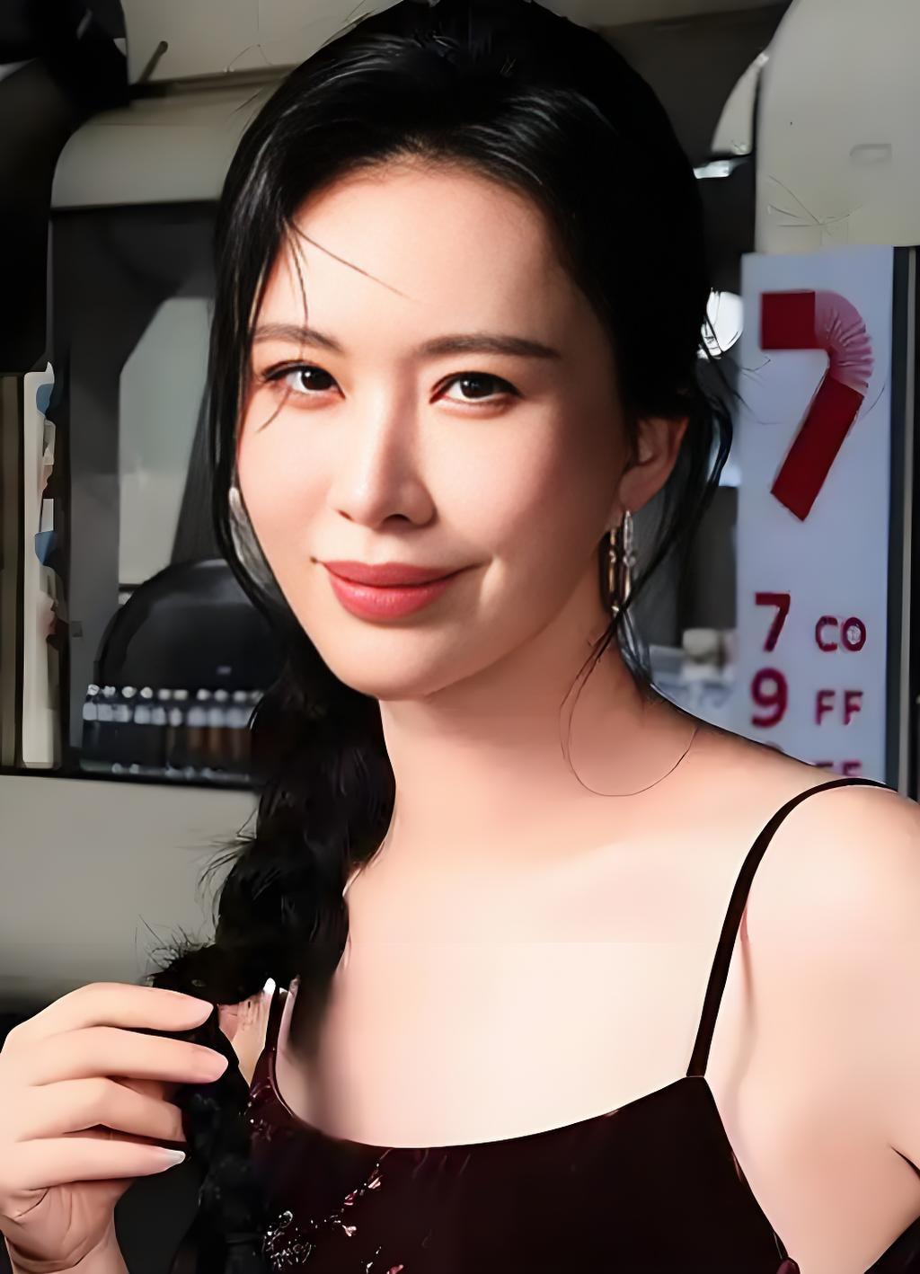 不知道王石看到妻子这个动态，心里会咋想？田朴珺突然更新动态称，一个安分隐忍之人
