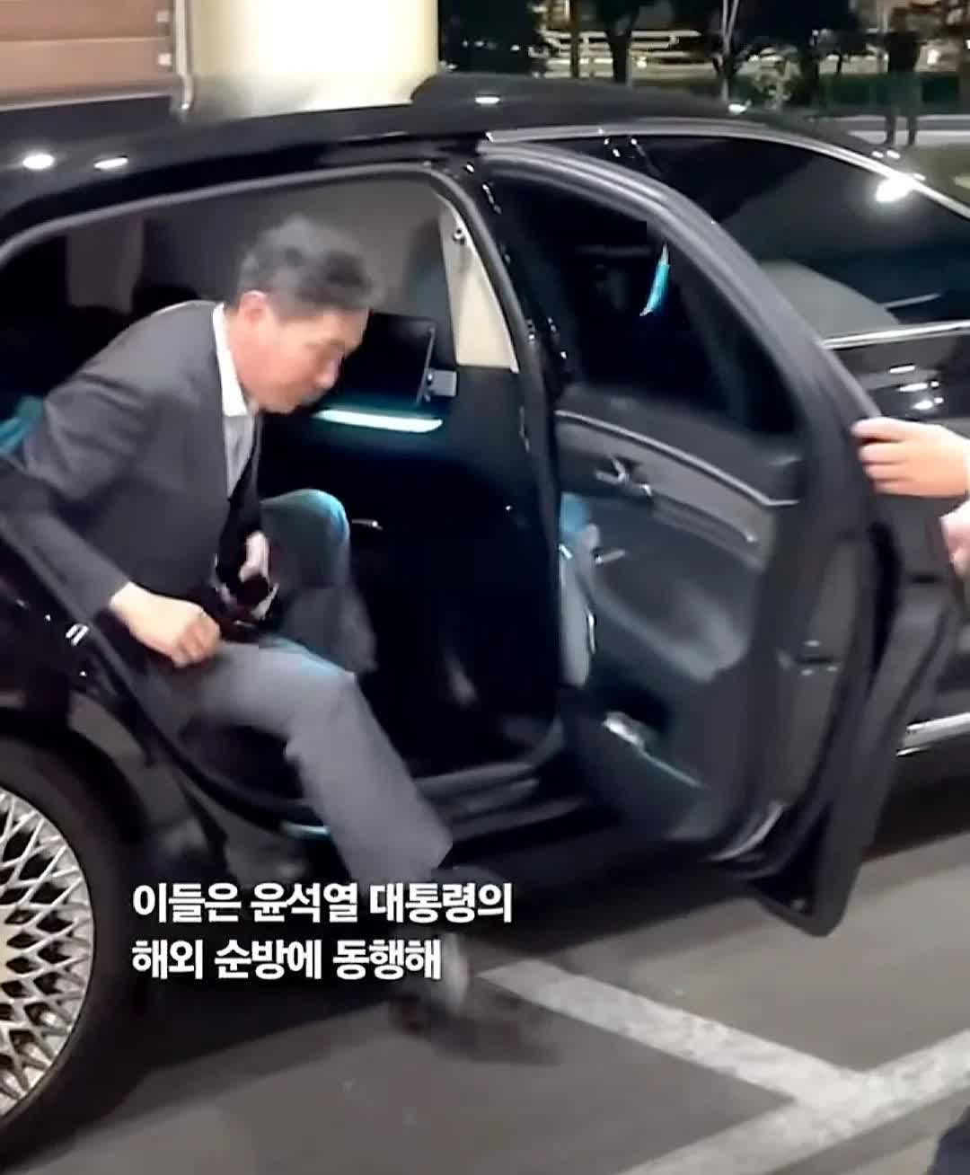 真财阀很在乎后排隐私，就像李在镕的车，前座和后座中间物理隔开，这样做什么前排的人
