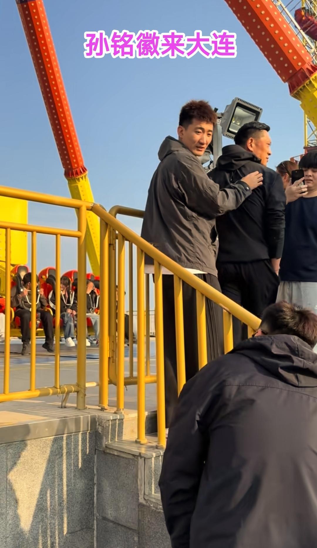 最近有球迷在大连偶遇孙铭徽，见此情景我估计浙江广厦的球迷会有点紧张。本来大家以为