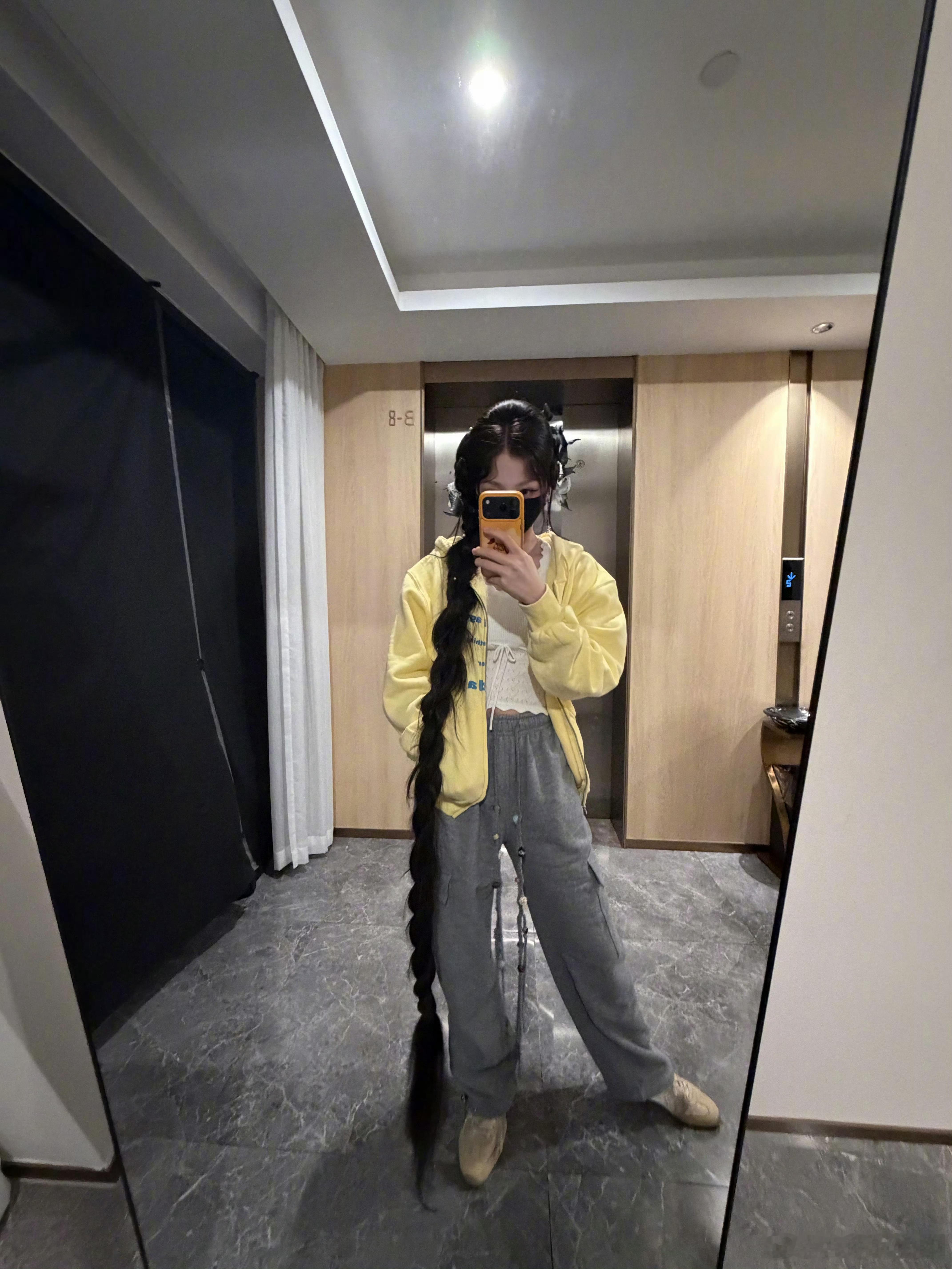 虞书欣辫子快比人高了虞书欣何盼辫子有多长虞书欣晒了《念相思》小日常，何盼这辫子长