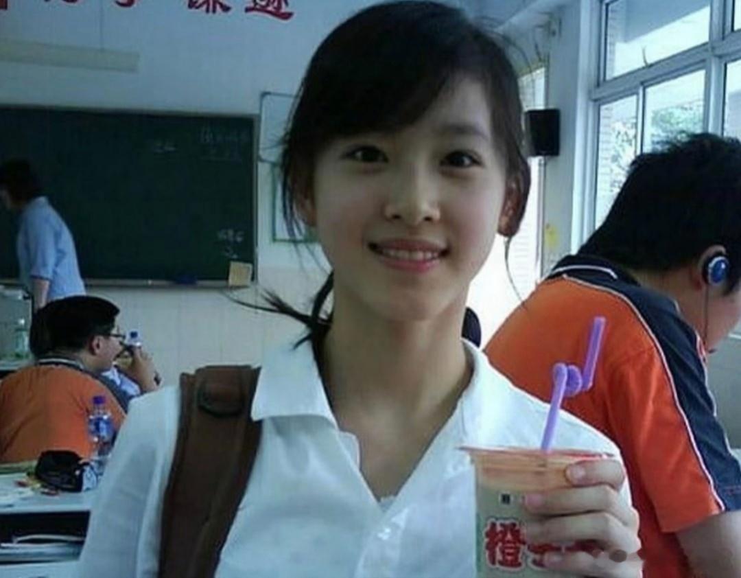 岁月真是一把杀猪刀，十几年前奶茶妹靠这张照片火爆全网，那时的她满脸的胶原蛋白，眼