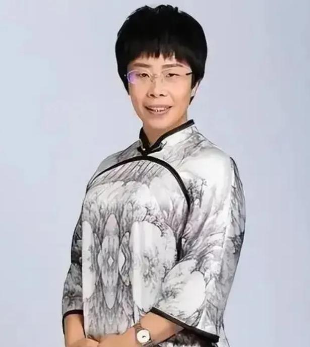 1975年1月出生，如今已经整50岁，北大才女蒙曼的征婚条件可把全网惊到了，她父