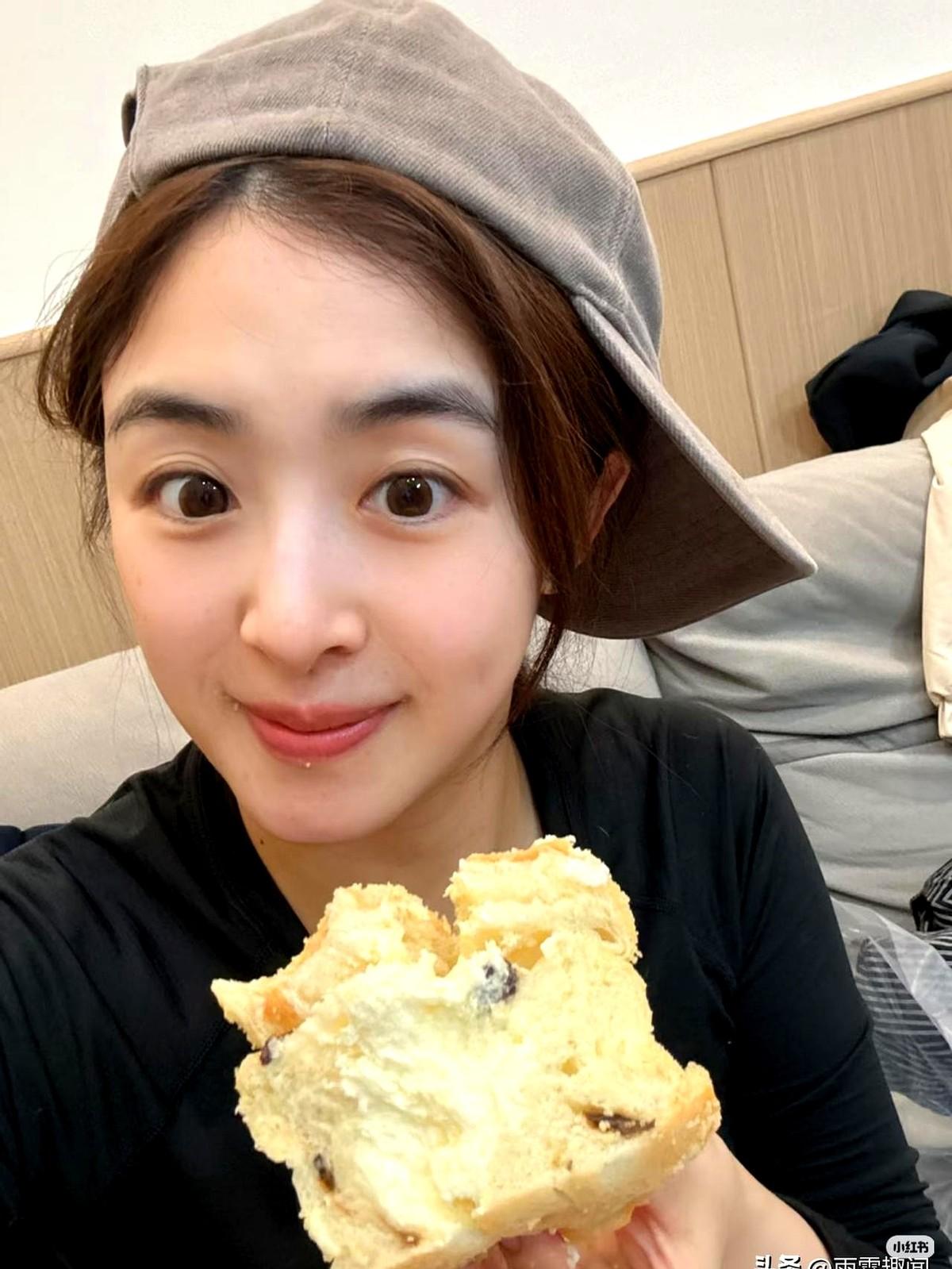 谁能想到，37岁的张含韵，过年回家竟然亲自下场帮小侄女写作业？这波“合格小姨”操