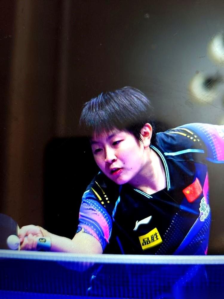 国乒这张外卡，是真敢发。转手就塞给小将覃予萱，让她去打那个自己4战全败、连一小