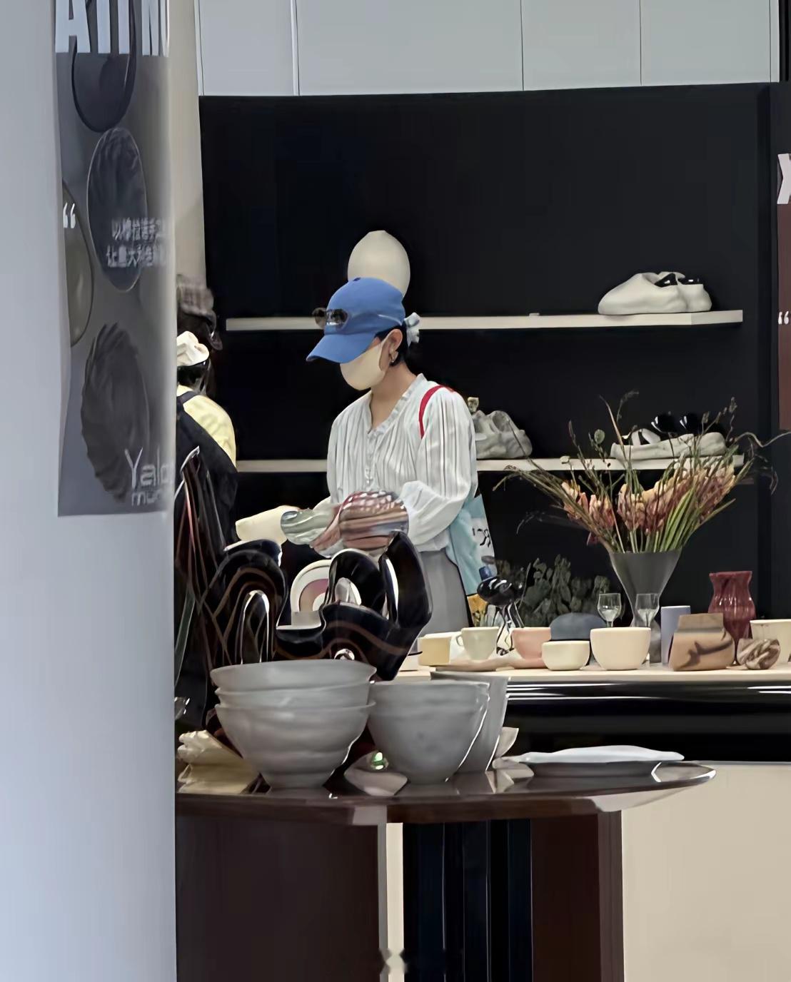 有网友在上海偶遇赵丽颖逛街，她现在把家安在了上海！儿子也跟着她，在上海读书，可以