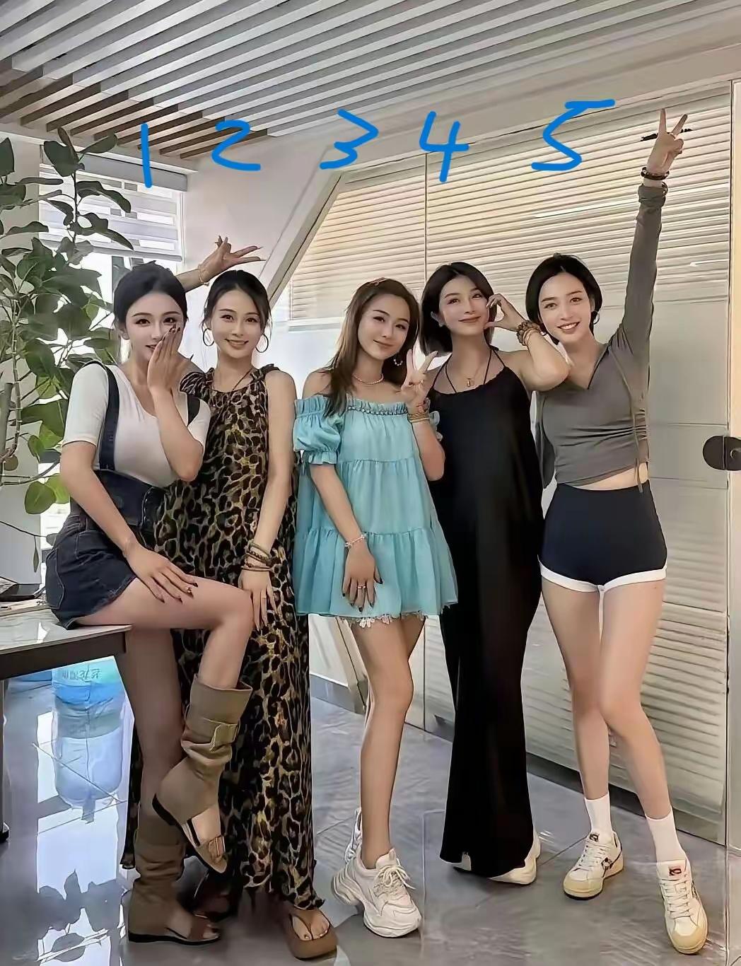 2，4号衣装估计太保守，放不开，边界感较强，3号c位比较自我，别人围着她转，不会