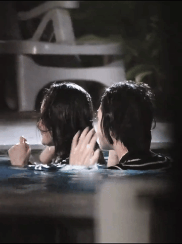 万茜这侧颜，轻轻松松秒了杨幂，她和杨幂水中湿发回眸的一瞬间，真的封神，尤其万茜这