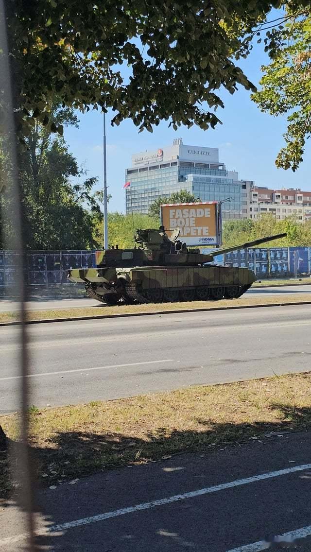 安装了主动防御系统的塞尔维亚陆军的M-84AS3主战坦克。