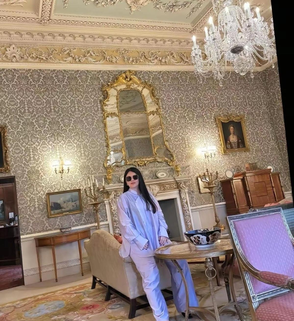 李湘半夜戴墨镜，不是熬夜，是亮身份。不是看路，是让人看她。一副墨镜两万八，全