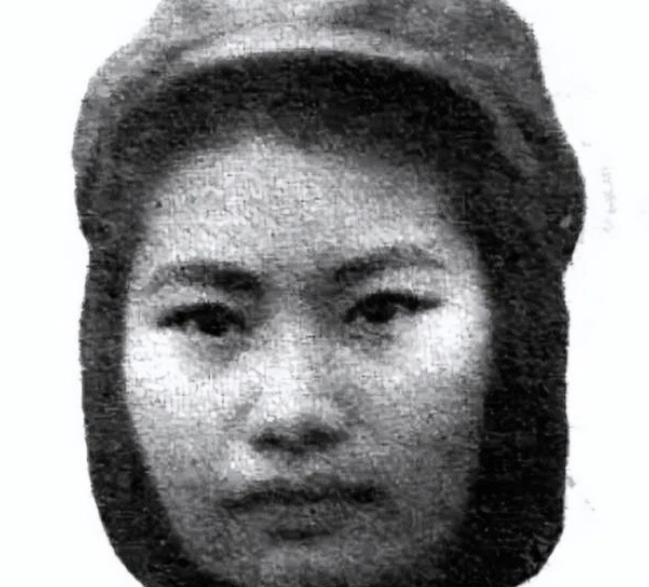 日军监狱里，女战士肖影刚要痛骂汉奸，却听到对方低声说“先服软，我会救你！”。瞬间