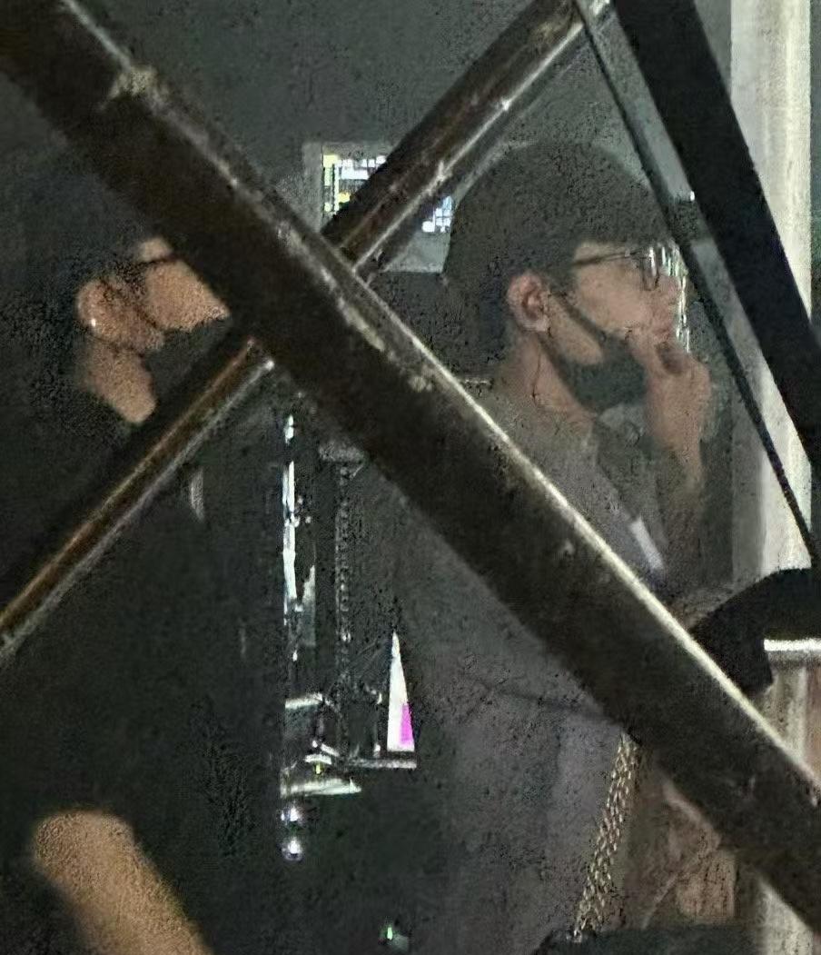 肖战的助理出来吃饭被偶遇！澳门今天的彩排，肖战彩排中得到了业内人士的表扬，经纪