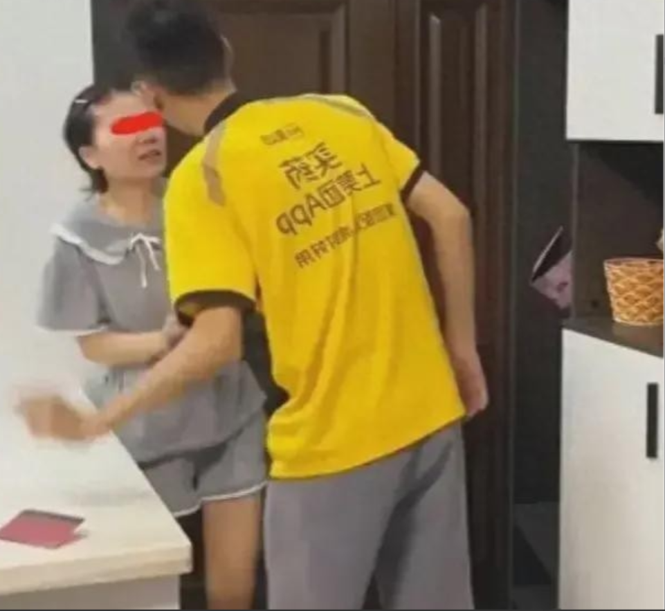 “又一个扶弟魔！”2023年，一男子跑外卖赚了30万元后，全交给妻子保管，万万没