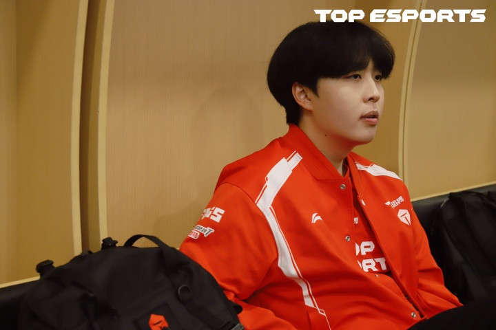 Kanavi亲手送走TES! 优势逛街超雄送头 和打LPL队伍表现大相径庭