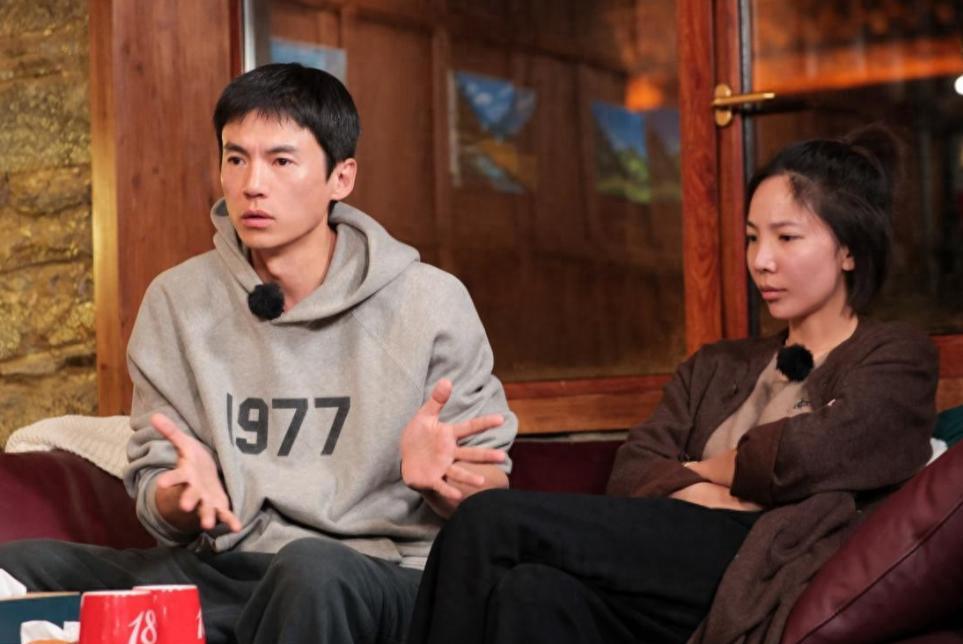 他要离婚。全网都在鼓掌。宋宁峰，一个出道二十年的演员。在《再见爱人2