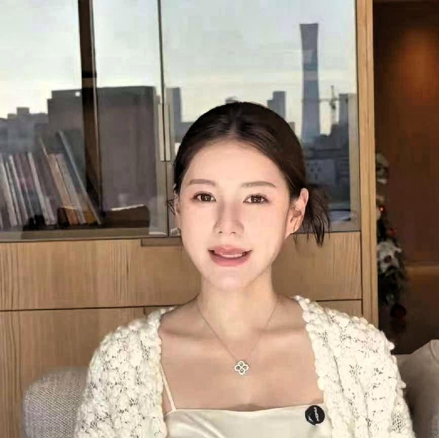 筱梅的孕期生活，菲和小汪的工作轨迹筱梅怀孕了，肚子很大了，孕晚期了吧，感觉，她