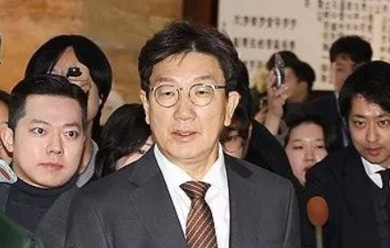 韩国国民力量党内亲尹派展开强硬反击，制止党内让尹前总统退党的声音，5月16日亲尹
