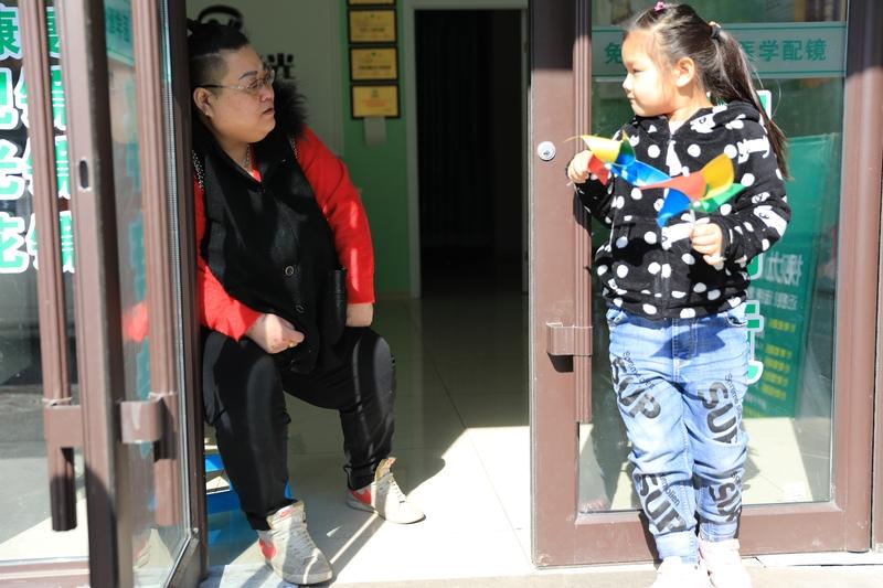 高血压想通过穴位辅助降压，有几个穴位值得试试。百会穴在头顶正中，两耳尖连线中点，