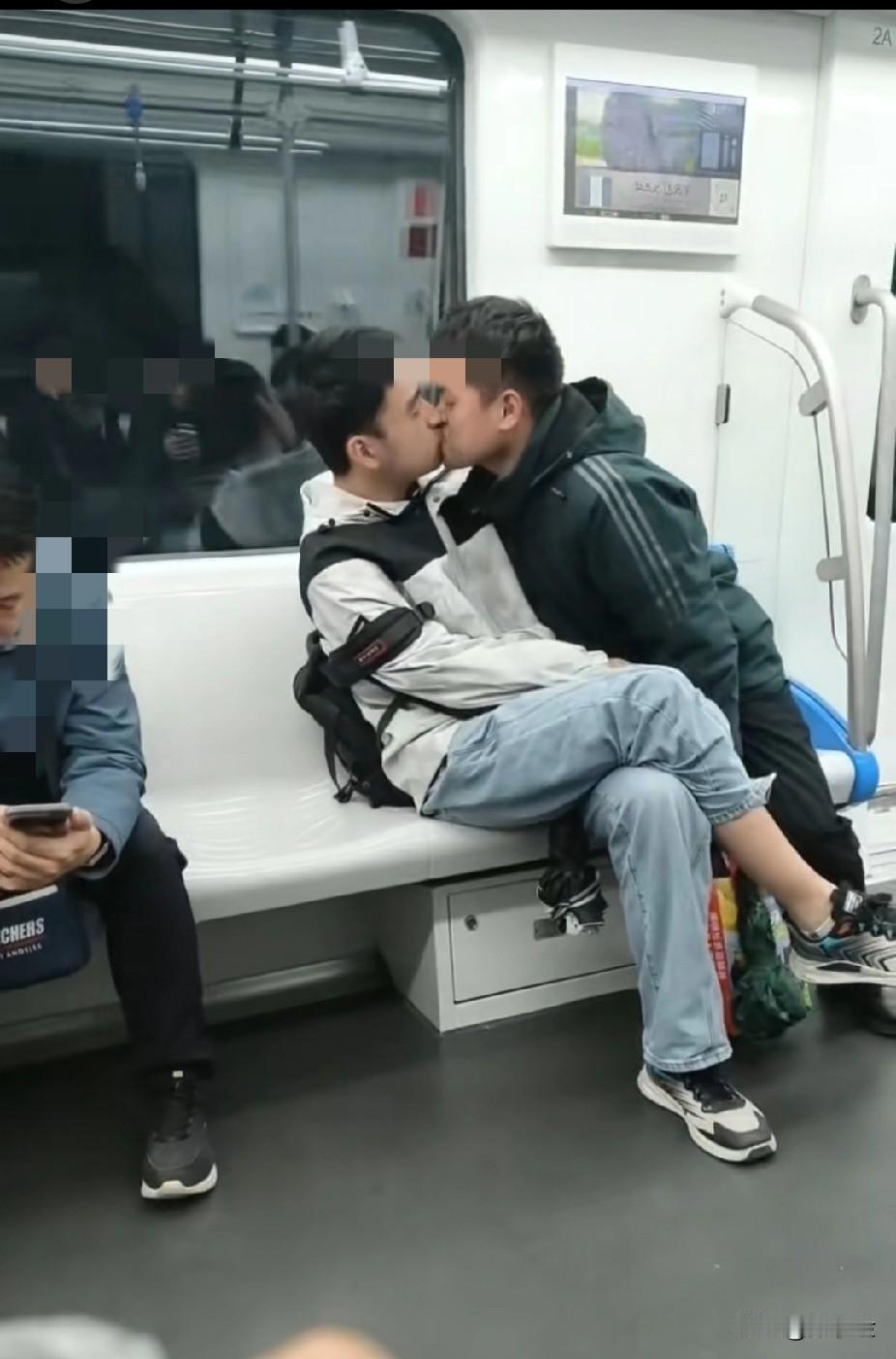 这是真爱？还是潮流？某地铁上看到，两个年轻小伙子毫不避讳外人，在地铁上卿卿我我，