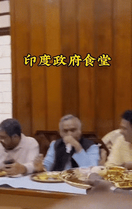 金餐具手抓饭，反差大---你敢信吗？那些坐在金碧辉煌的食