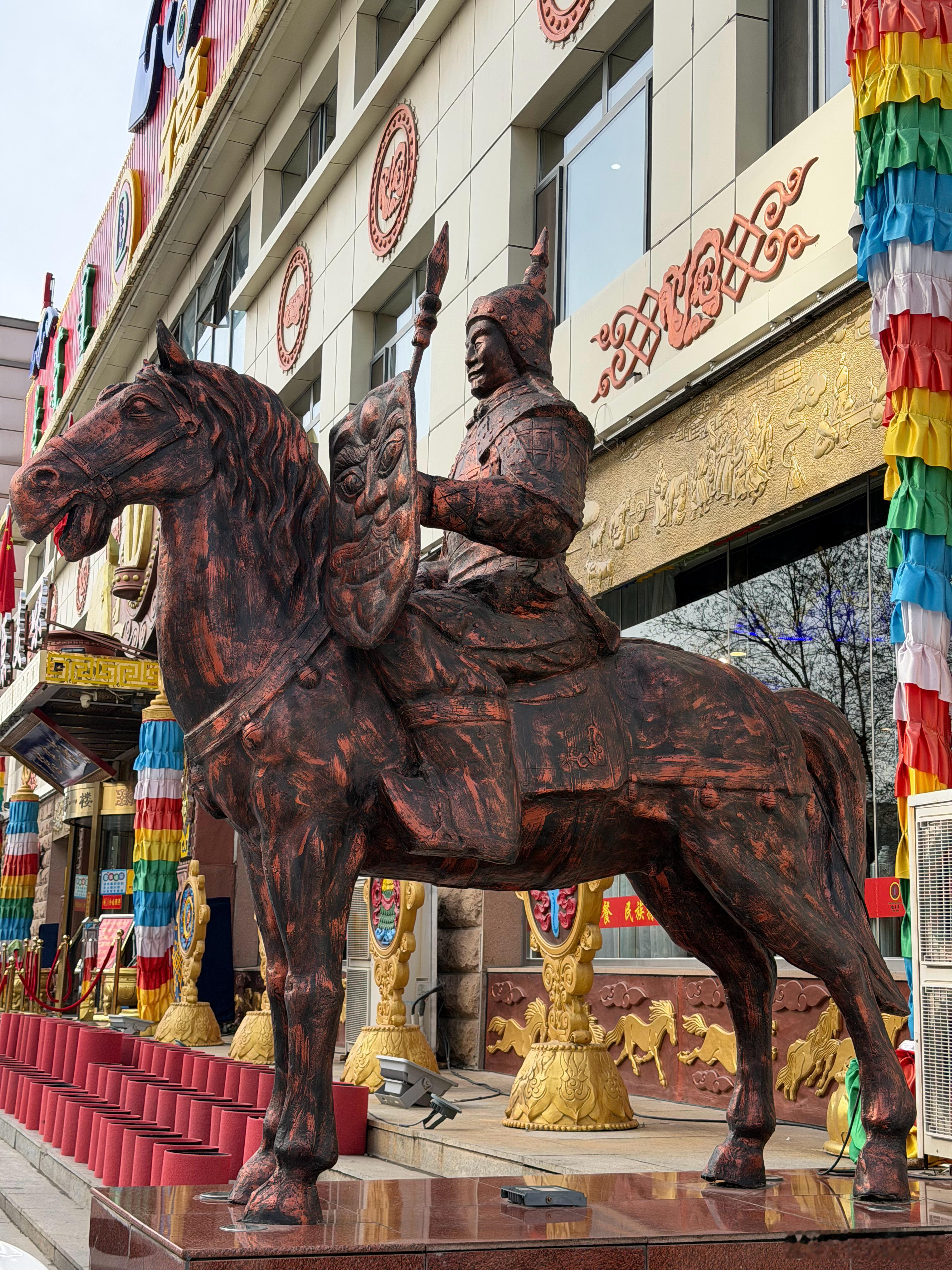 这家蒙餐里里外外的装饰都很到位还有一墙的各种荣誉证书但是味道吧……比我的小店大爷