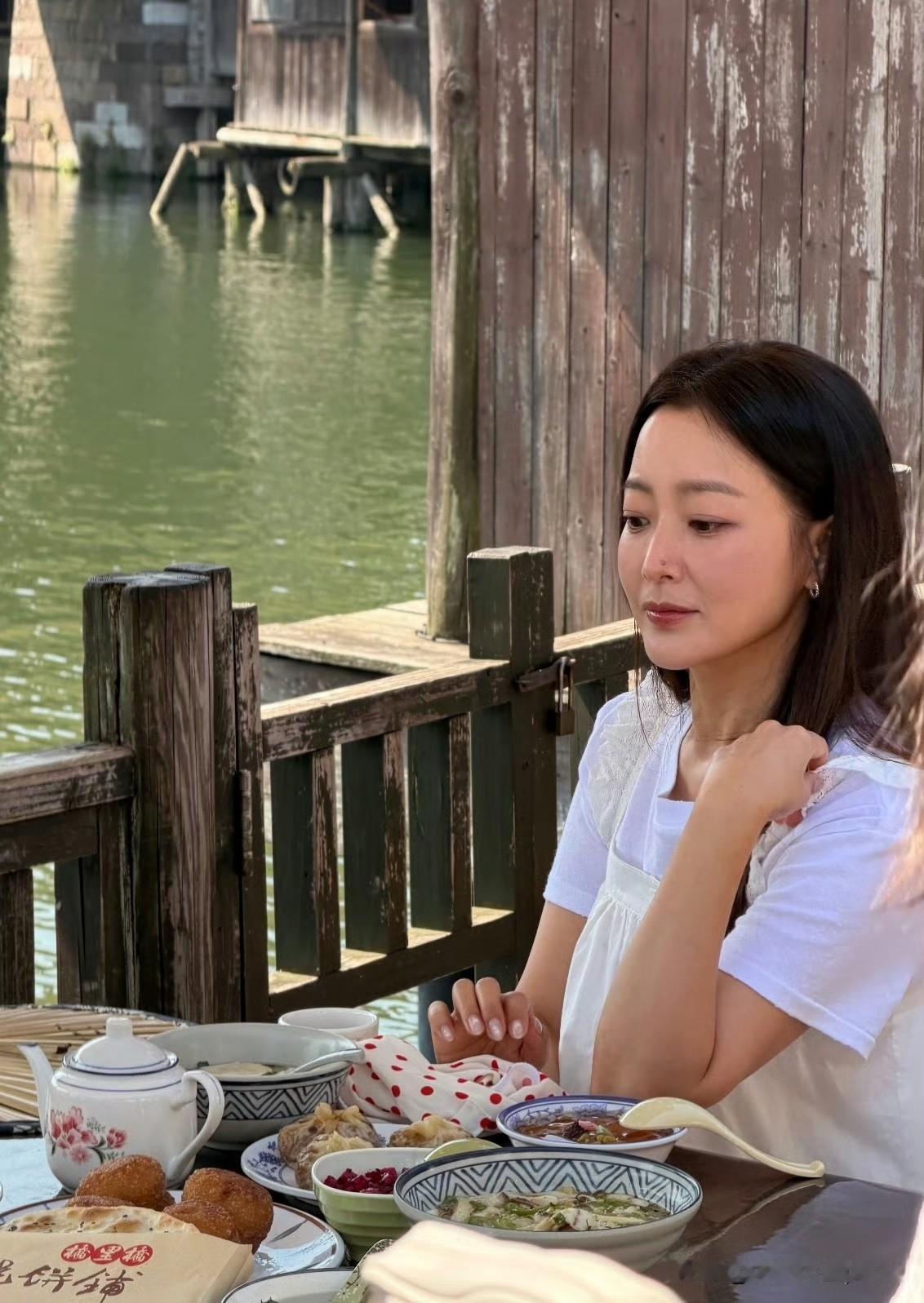 金喜善这回在乌镇可太圈粉了！之前看她是整容模板啊，总以为是人工美人，没想到人家