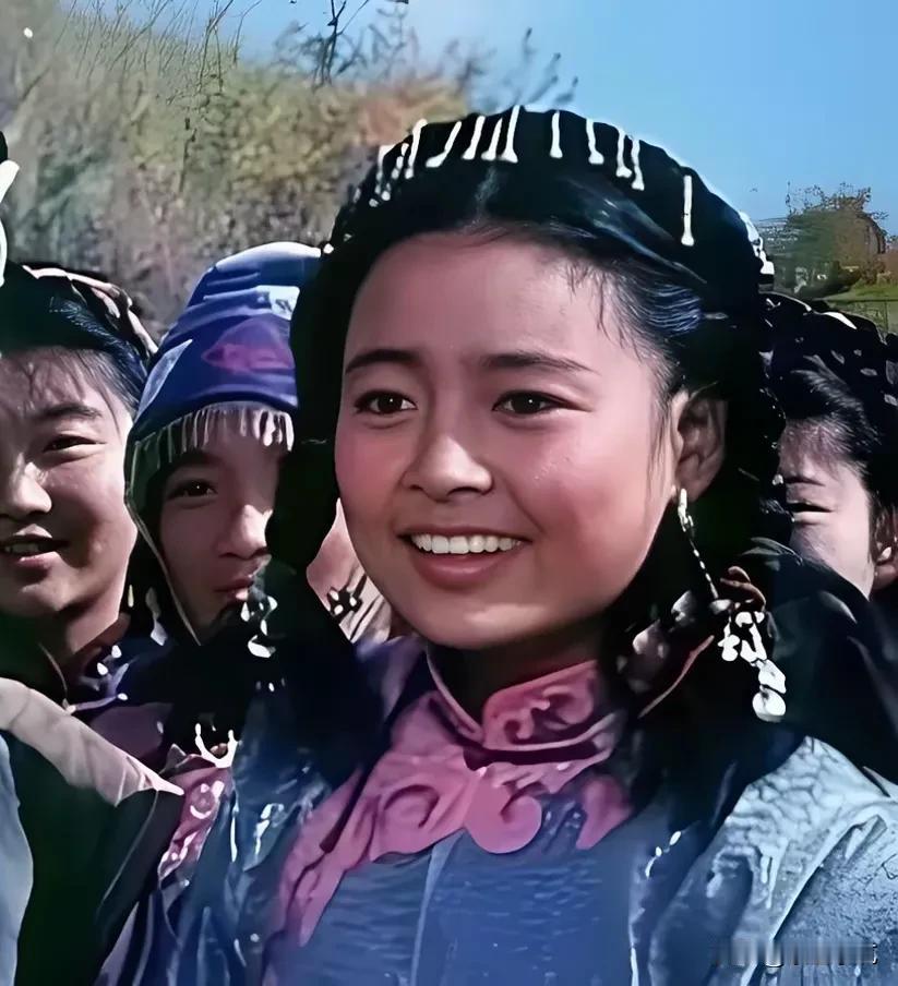 没想到女神也有这么土的一面！[捂脸哭]皮肤黝黑，大脸盘，丝毫看不出美感，不过，很