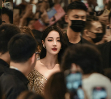 与你林间听风轻嗅岁月的芬芳，与你海边逐浪漫品时光的温柔