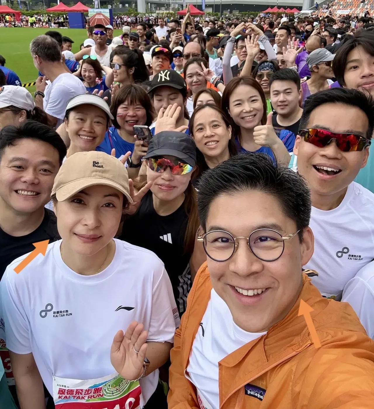 霍启刚和晶晶满脸开心参加“启德飞步跑2026”带大家一起启德体育园跑步。