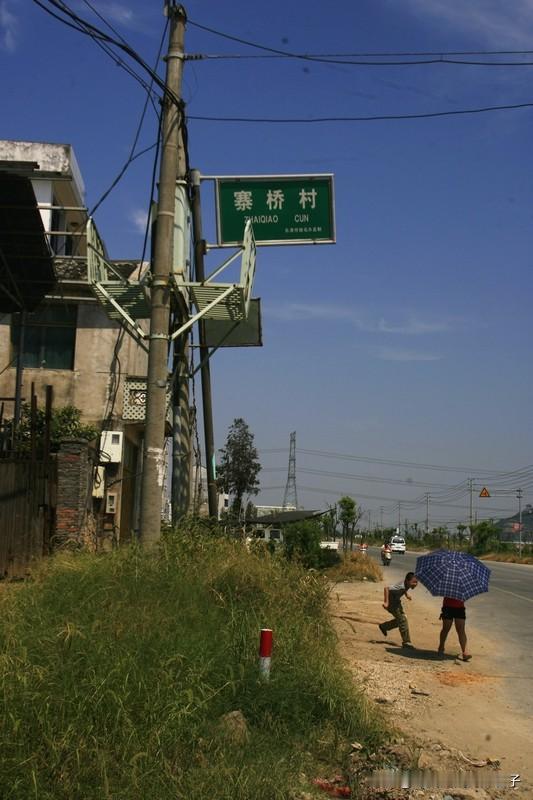 看到“安安静静不安静”这个上联，挺有意思的。“安安静静”描绘出一种静谧状态，可后