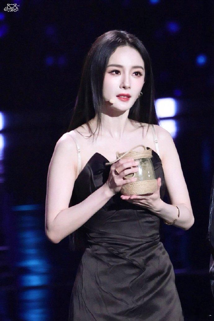 恭喜杨幂获得双料视后，就这样一步一步一部一部，实至名归，期待姐姐带来更多作品！