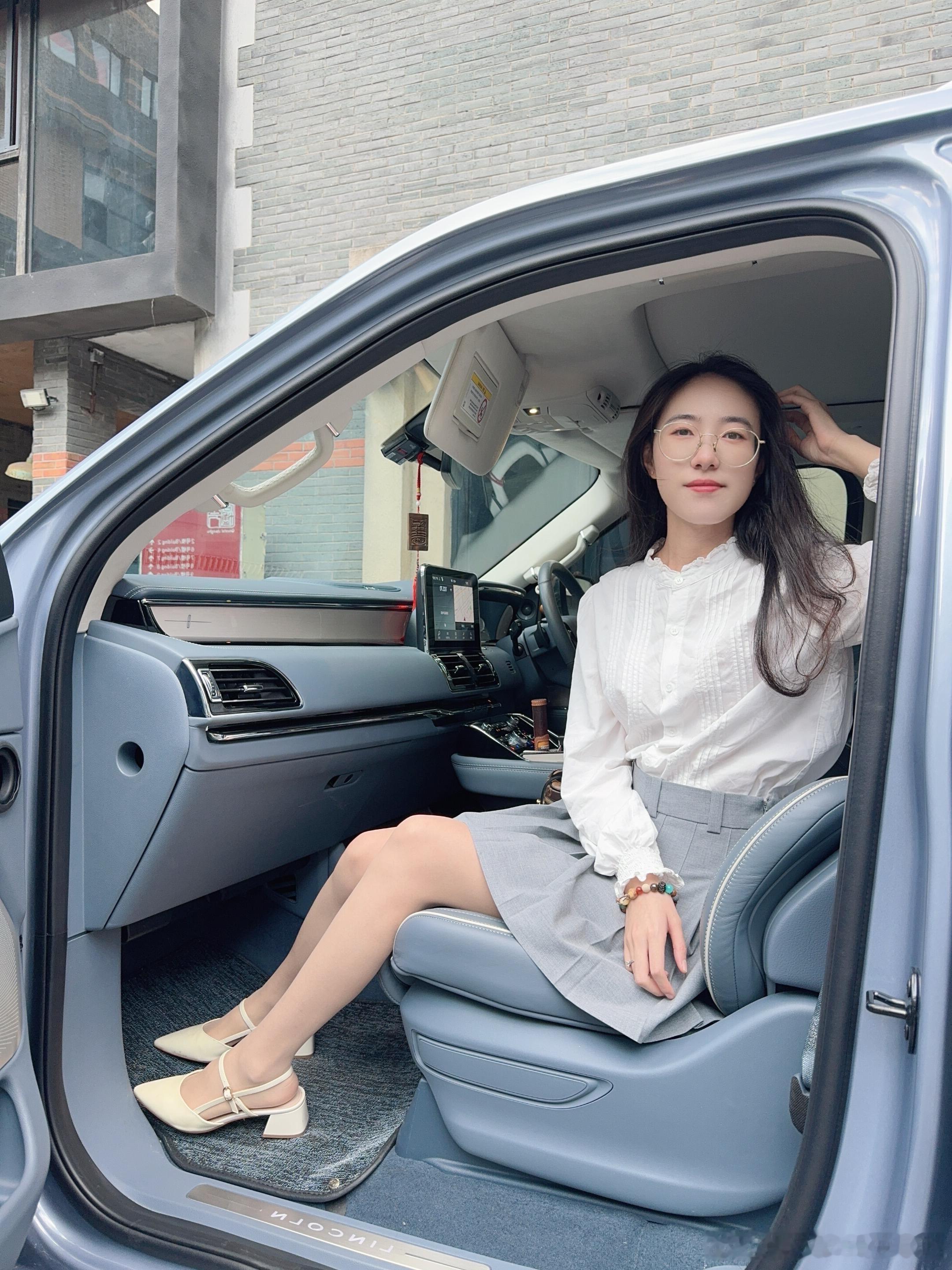 美丽宝妈，丝袜穿搭，戴上眼镜很显知性美~​​​