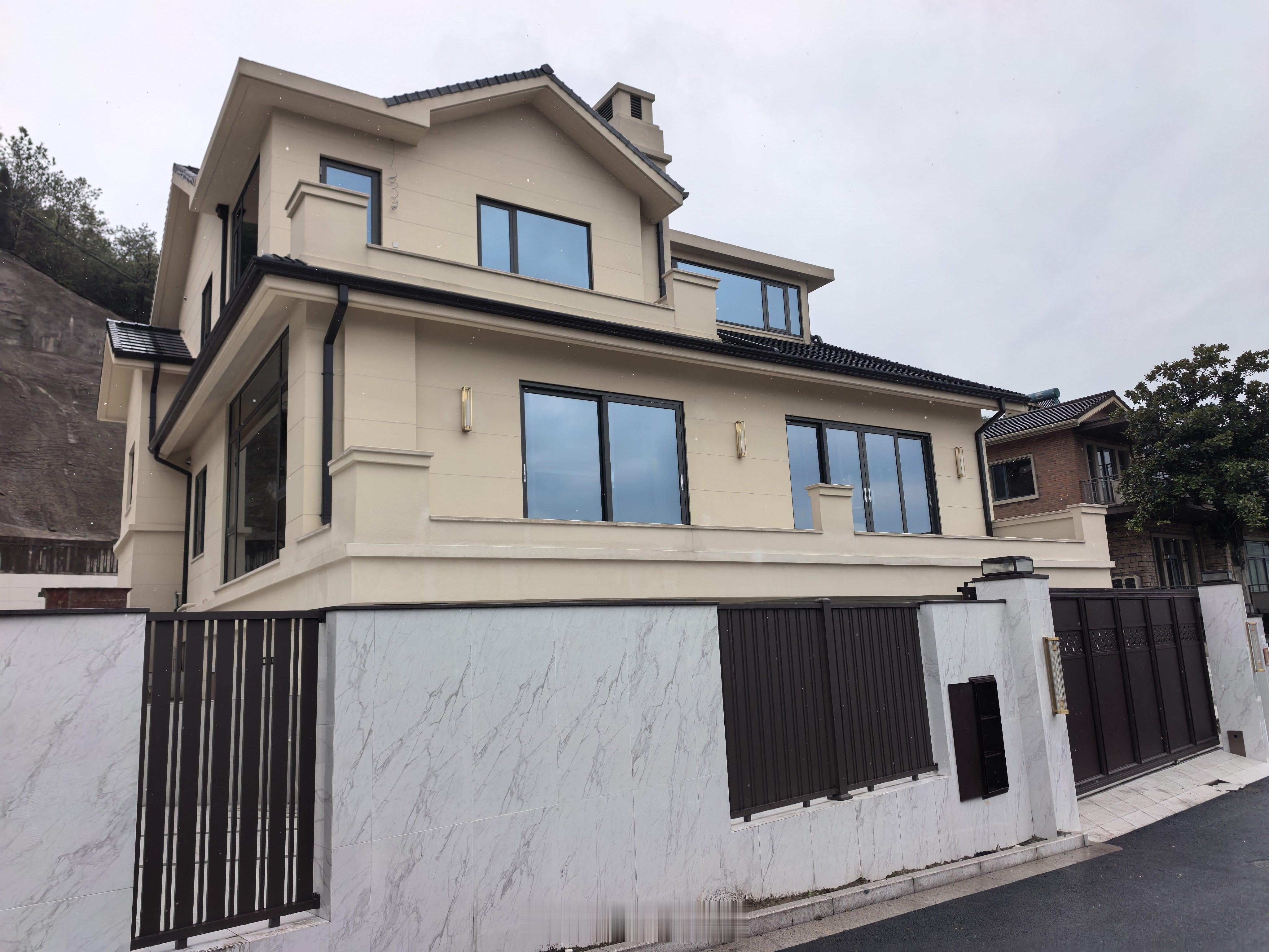 邻居家的硬装差不多了。像是新中式的风格。这色系跟我的尊界s800好搭