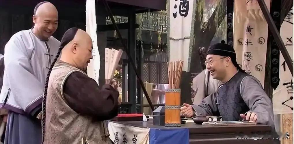 乾隆十一年五月十三，乾隆叫了纪晓岚一起去看庙会。在街上遇到个卖馄饨的女人，乾隆问