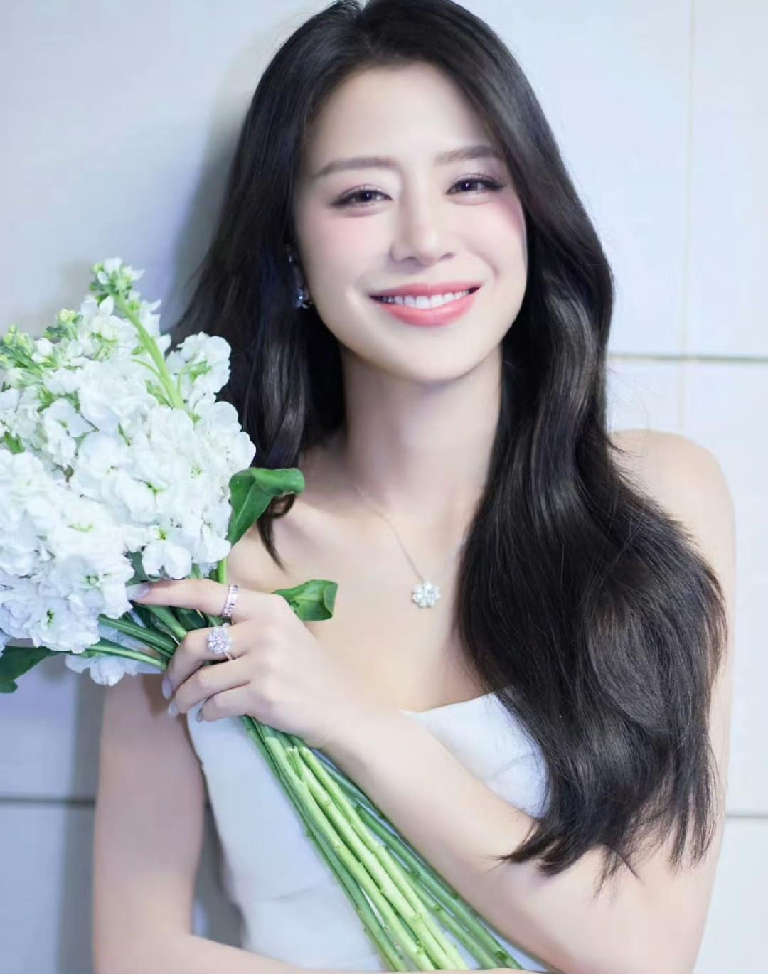 《乘风2026》一公小考一完毕，江语晨就向节目组请假提前离场，说是家里有急事需要