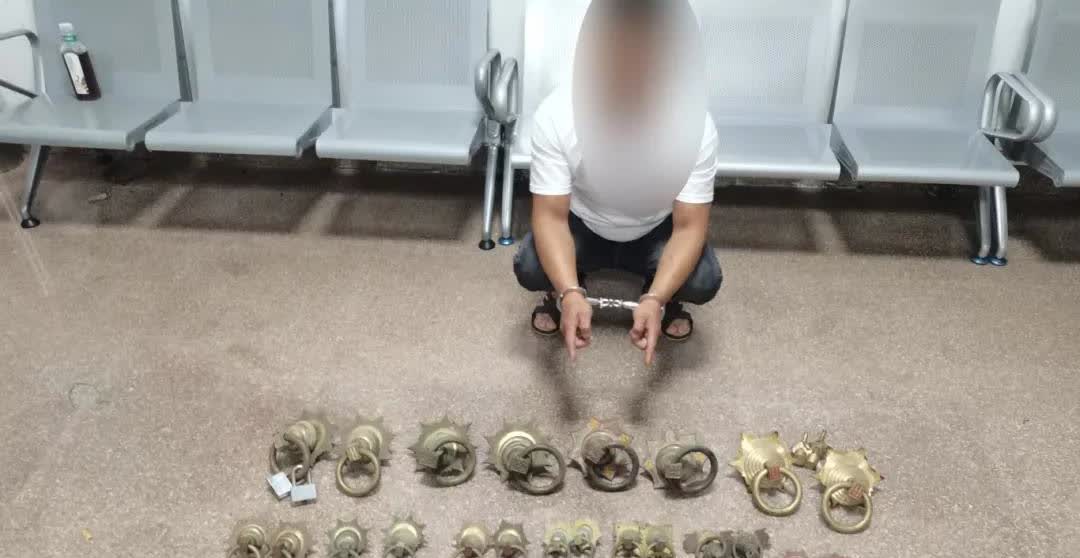 想无！揭阳两男子结伙，专偷老房子金属门环！最近，揭阳周田镇发生了件离谱事！好多村
