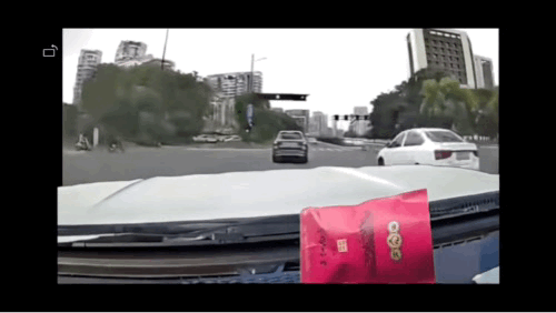 “危险瞬间发生了”闯红灯，车流中穿行，把大路上当成自己家。谁的责任？视频中一辆