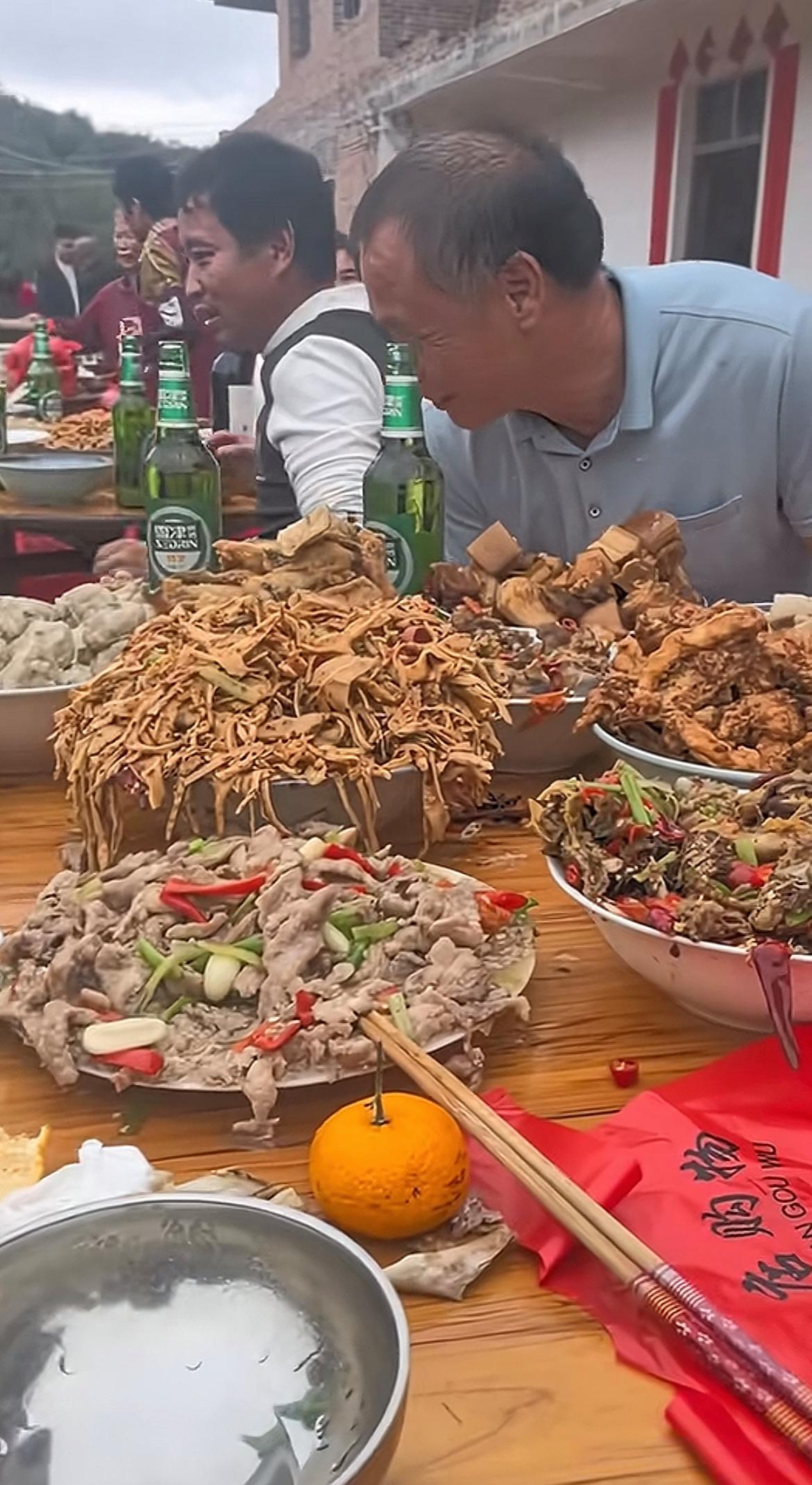 农村大席，菜量贼大，管够，管带。[捂脸哭]