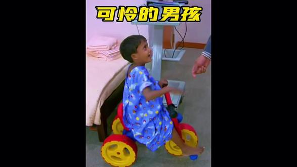 印度男孩被寄生胎寄生腹部，最终在好心人救助下成功切除
