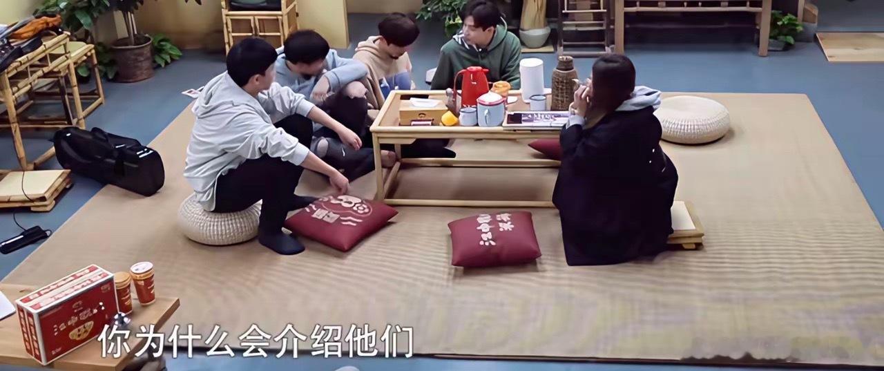 在《向往的生活》中张杰说：“是何老师介绍我和娜娜认识的”，听到这句话，刘宪华立马