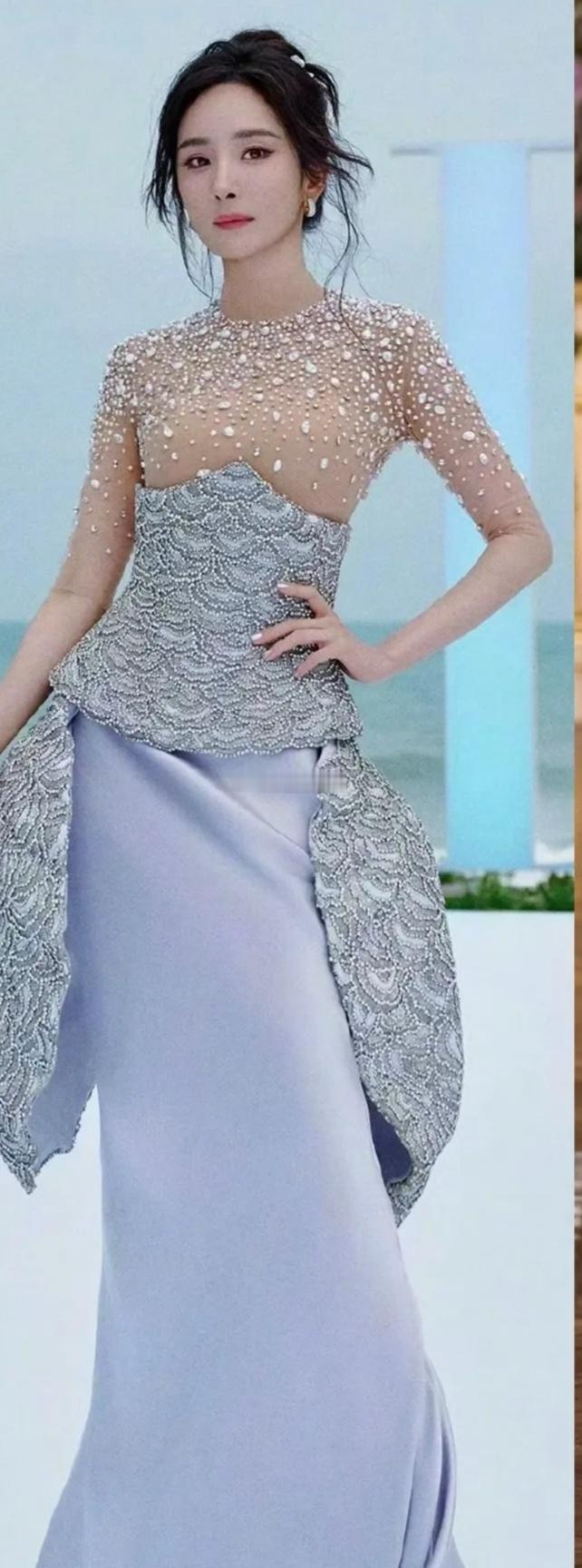 这套造型不好看真不赖杨幂。模特穿也一样显臃肿，她都瘦成这样了，礼服还是把上半身衬