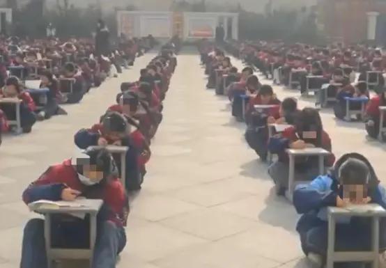 这算哪门子创新？河南周口一高中让500名学生寒冬趴操场凳子上考试，视频一出直接炸