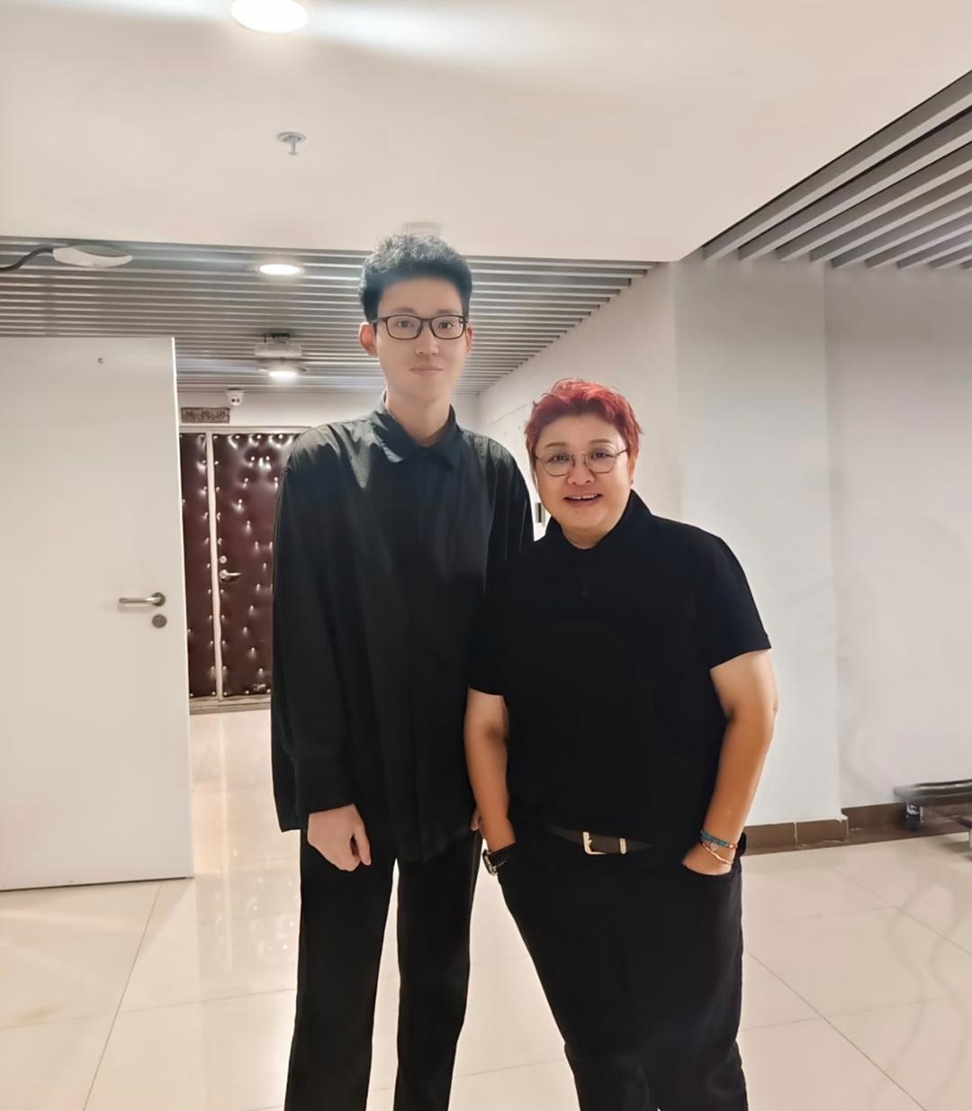 韩红在北京被歌迷偶遇，她染了一头红发，打扮很有型，身材臃肿，外表挺一言难尽的，但